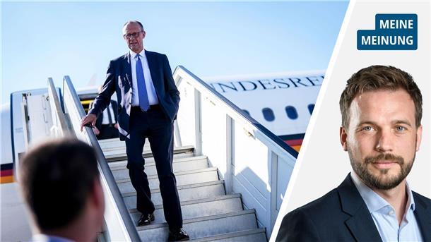 ein Mann schreitet die Treppe an einem Flugzeug hinab