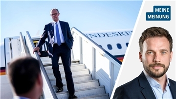ein Mann schreitet die Treppe an einem Flugzeug hinab