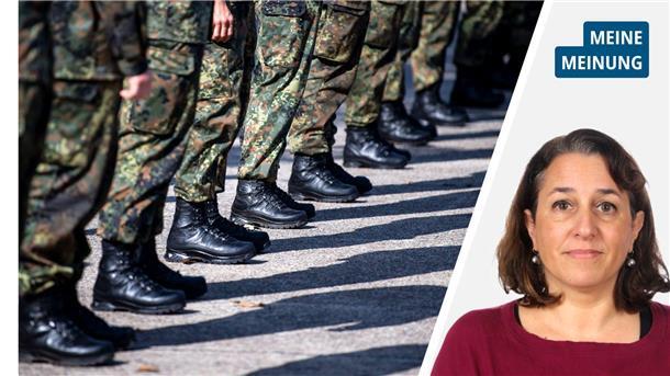 Soldaten stehen in Reih und Glied