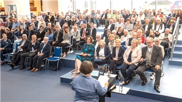 Menschen im Schifffahrtsmuseum.