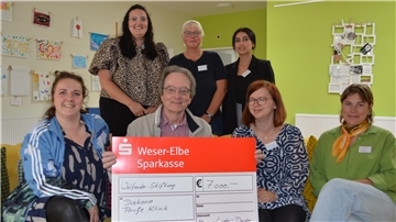 Conrad Welfonder zusammen mit einem Teil des Teams der Arche-Klinik