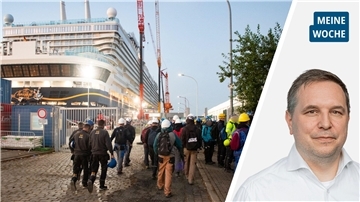 Arbeiter strömen in Bremerhaven zum Kreuzfahrtschiff "Disney Adventure" und Dirk Bliedtner