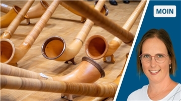 Die Collage zeigt das Porträt der Autorin neben einer Detailaufnahme mehrerer Alphörner.