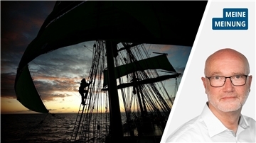 Geteiltes Bild mit Segelschiff und Reporter.