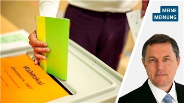 Ein Mann wirft seine Stimmzettel in eine Wahlurne. 