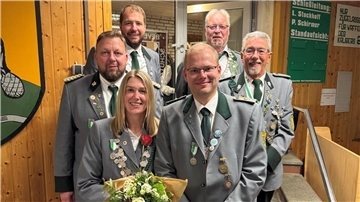 Die neuen Würdenträger des Schützenvereins Beverstedt stehen in Uniform zusammen, vorne eine Frau mit Blumenstrauß und ein Mann mit Schützenorden.