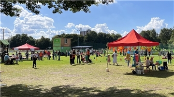 Blick auf den Sportplatz mit den Sportfestteilnehmern