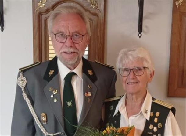 Spannung und Spaß: Langen kürt Herbstkönigspaar Eine Frau und ein Mann in Schützenkluft stehen nebeneinander