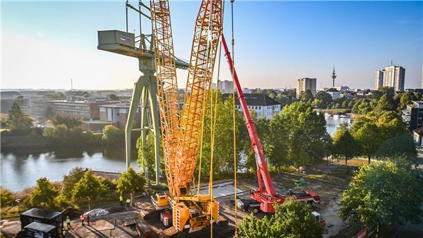 Sehenswürdigkeit am Haken: Rickmerskran wird an neuen Standort gehievt