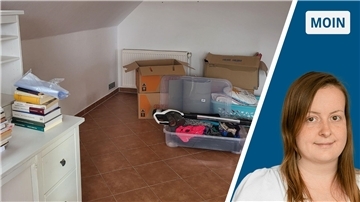 Links ist ein Teil eines Schreibtischs zu sehen und mehrere Umzugskartons. Rechts ist ein Foto von Volontärin Anna Böker zu sehen. 