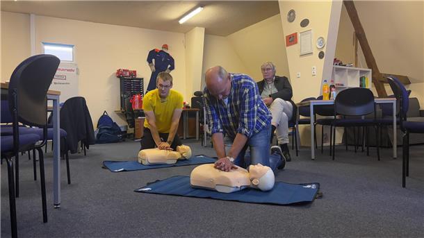 Informationsabend zu Erster Hilfe und AED Bei einem Erste-Hilfe-Kursus üben zwei Teilnehmer die Herzdruckmassage an Puppen.