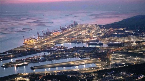 So schön sieht der Überseehafen Bremerhaven von oben aus Der Hafen von Bremerhaven aus der Luft betrachtet