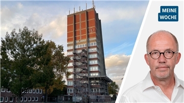 Wie das Gerüst am Nordenhamer Rathausturm zur Räuberleiter wurde Eingerüsteter Rathausturm in Nodenham.