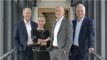 Gruppenfoto: Drei Herren und eine Frau (Zweite vonl inks) blicken in die Kamera. Ann-Christin Harms verstärkt ab November das Vorstandsteam der Weser-Elbe Sparkasse.