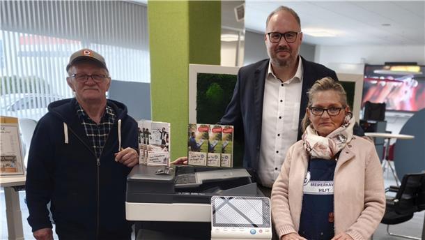 Bremerhaven hilft bekommt technische Geräte gespendet Drei Personen bei einer Spendenübergabe