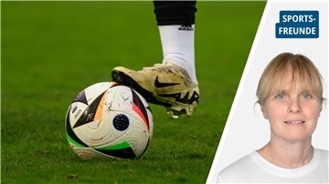 Ein Fußballer hat den Fuß auf dem Ball.