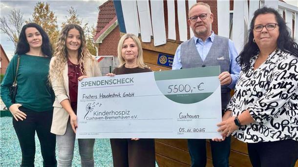 Vier Frauen, ein Mann und ein Riesenscheck