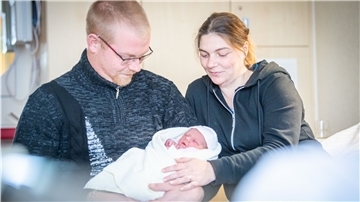 Neujahrsbaby: Das kleine Wunder hat es eilig Die kleine Fiona kam kurz vor 1 Uhr am 1. Januar 2020 auf die Welt, gehalten in den Händen von Papa Tim Missfeldt und Mama Daniela Kindler.