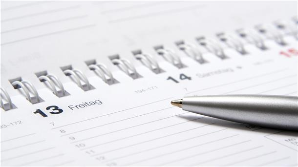 Tischkalender mit aufgeschlagenem Datum Freitag, der Dreizehnte, ohne Einträge, Kugelschreiber darauf liegend.