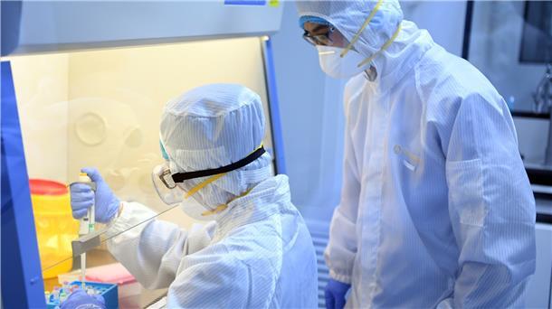Eine Laborantin sortiert im Institut für Virologie an der Charite Berlin Mitte, in dem Untersuchungen zum Coronavirus laufen, Proben. 