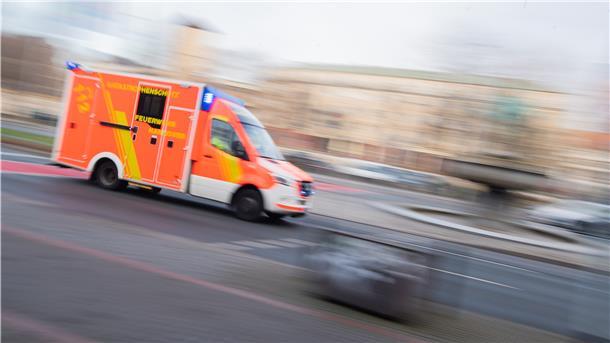 Ein Rettungswagen der Feuerwehr Hannover fährt mit Blaulicht durch die Innenstadt.