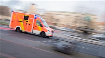 Ein Rettungswagen der Feuerwehr Hannover fährt mit Blaulicht durch die Innenstadt.