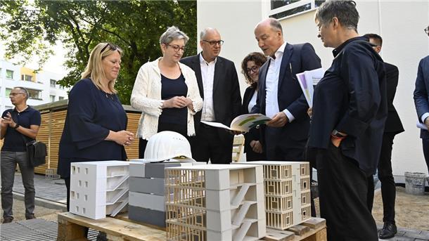 Bild aus Bremen: Bausenatorin Maike Schaefer, Bundesbauministerin Klara Geywitz, Präsident des Senats Andreas Bovenschulte, Staatsministerin Sarah Ryglewski, und Gewoba-Vorstand Christian Jäger.
