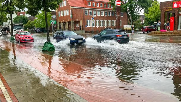 Bild aus dem Jahr 2021: Debstedter Weg nach Starkregen-Fällen. Foto Scheschonka