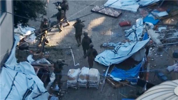 Israels Armee: Waffen im Schifa-Krankenhaus gefunden Bild aus einem von den israelischen Verteidigungskräften veröffentlichten Video gehen israelische Soldaten in der Nähe des Schifa-Krankenhauses in Gaza-Stadt.