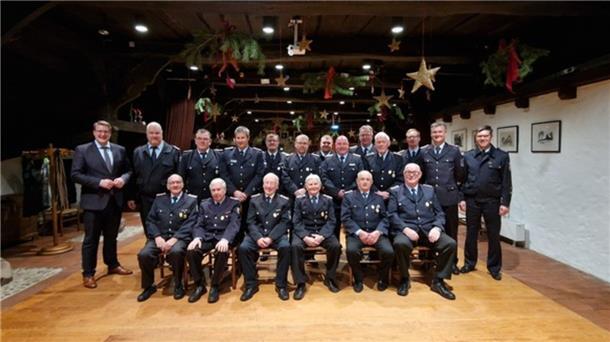Bild der Geehrten und Funktionsträgern von Feuerwehr und Politik.