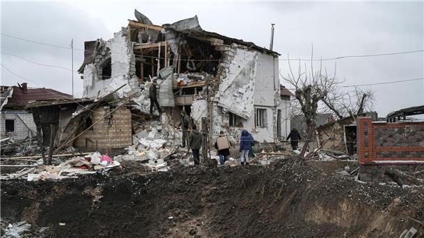 Wie Kampfjets der Ukraine helfen würden Bild der Zerstörung: Ein Krater einer Explosion ist neben einem zerstörten Haus nach einem Raketenangriff in Hlewacha zu sehen.