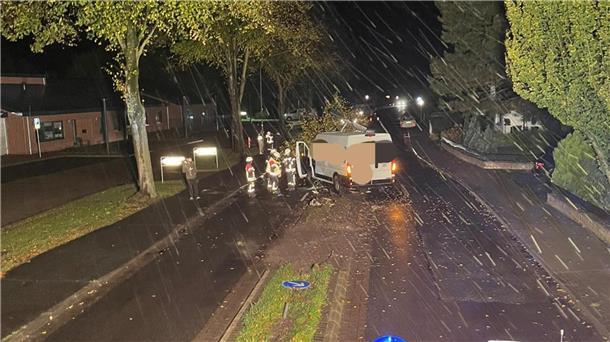 Bild von der überfahrenen Verkehrsinsel und dem Transporter, welcher in Richtung Sellstedt unterwegs war.
