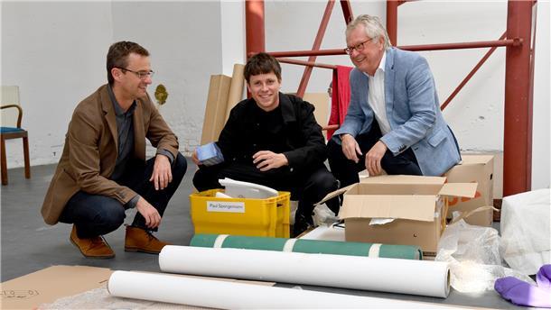 Bilder aus glücklichen Tagen: Paul Spengemann (Mitte) im Atelier in der Gartenstraße, Stadtrat Michael Frost (links) und Klaus Becké, Vorsitzende von Kunst & Nutzen.