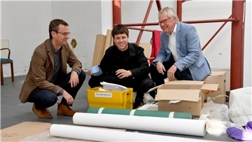 Bilder aus glücklichen Tagen: Paul Spengemann (Mitte) im Atelier in der Gartenstraße, Stadtrat Michael Frost (links) und Klaus Becké, Vorsitzende von Kunst & Nutzen.