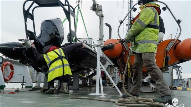 Meeresschützer auf der „John Paul DeJoria“: Tine will wieder kommen Bilder von Tines erster Übung mit den Schlauchbooten. Sea Shepard Frankreich arbeitet eng mit Neptune’s Pirates zusammen und stellt den Fotografen.