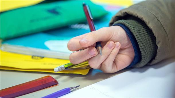 Holter fordert Bildungsaufgabe im Grundgesetz Bildung ist in Deutschland Länder-Sache, das ist auch im Grundgesetz festgeschrieben.