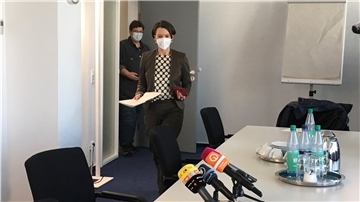 Bildungssenatorin Claudia Bogedan (SPD) kündigte am Freitagnachmittag ihren Rücktritt vor der Presse an. Im Hintergrund: ihre Pressesprecherin Annette Kemp.