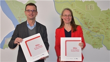 Bildungssenatorin Sascha Aulepp (SPD) und Schuldezernent Michael Frost (parteilos) 