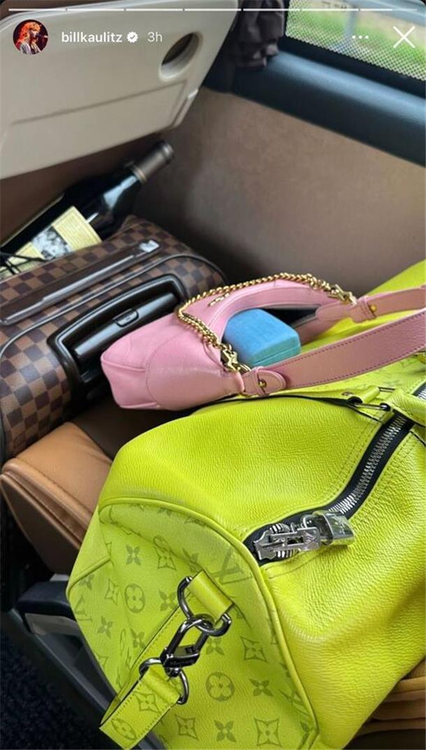 Bill Kaulitz postet einen Haufen Taschen und Koffer aus dem Tourbus.