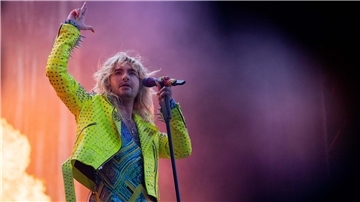 Bill Kaulitz und seine Band-Kollegen von Tokio Hotel gehen bei ihrem Deichbrand-Auftritt von der Bühne. Das Konzert wird wegen technischer Probleme unterbrochen.