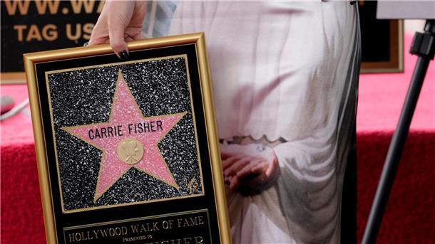 Billie Lourd trägt ein Kleid mit einem Bild ihrer verstorbenen Mutter Carrie Fisher.