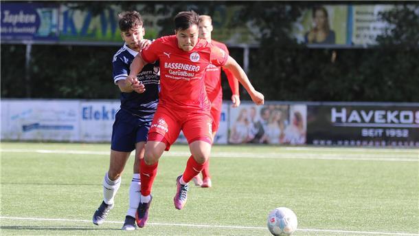 Binh An Pham vom SV Brake in der Fußball-Bezirksliga gegen den FC Hude