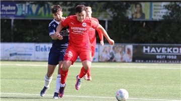 Binh An Pham vom SV Brake in der Fußball-Bezirksliga gegen den FC Hude