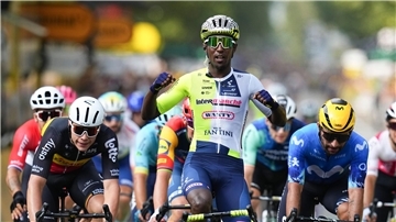 Biniam Girmay aus Eritrea feiert seinen Sieg 
