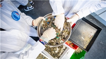 Biologen des Alfred-Wegener-Institutes untersuchen in Kooperation mit Bremerhavener Schülern des Schulprojekt "Highsea" Kunststoffabfälle aus dem Meer.