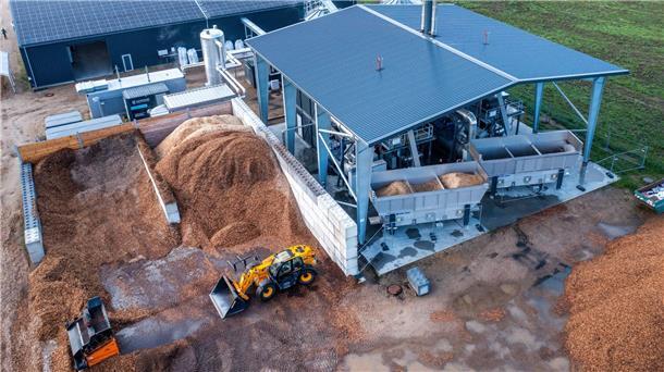 CO2 aus Atmosphäre entziehen: Ist das die Lösung fürs Klima? Biomasse lagert in der Anlage „Carbon Removal Park Baltic Sea“ der Firma Novocarbo in Mecklenburg-Vorpommern und wird hier zu Pflanzenkohle verwandelt.