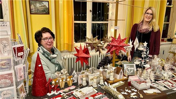 Blexer Weihnachtsmarkt lockt zahlreiche Besucher an Birgit (links) und Christina Jäger boten Filigranes aus Papier an.