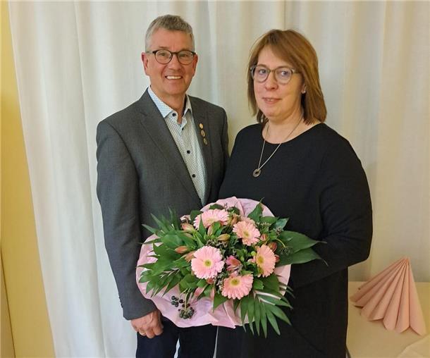 Der alte Vorstand ist auch der neue Vorstand Birgit Nöckel, seit 20 Jahren Vereinswirtin, erhielt als Dankeschön für ihren Einsatz einen Blumenstrauß.