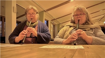 Birgit Schlegel und Roswitha Albers aus Bad Bederkesa wollten es wissen: Wie schwer ist es, Dudelsackspielen zu lernen? Doch bis Anfänger von der Übungsflöte auf den Dudelsack wechseln, braucht es ungefähr ein halbes Jahr Training.