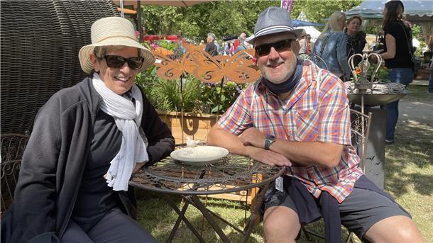 Kaiserwetter sorgt für Hochbetrieb bei der Landpartie in Nordenham Birgit und Thomas Büsing sind aus Eckwarden mit dem Rad zum Friedeburgpark gefahren und fühlen sich pudelwohl bei „Garten & Ambiente“.